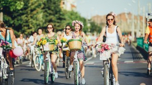 „SkirtBike Kaunas 2018“ – tai originalus, spalvingas festivalis, kviečiantis į moterų pasivažinėjimą dviračiais.