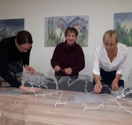 Šių metų Kauno Kalėdų eglę drauge su Jolanta Šmidtiene kuria patys kauniečiai savanoriai.