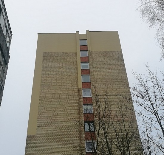 Taip atrodo Partizanų g. 138 namas po fasado tvarkymo darbų.